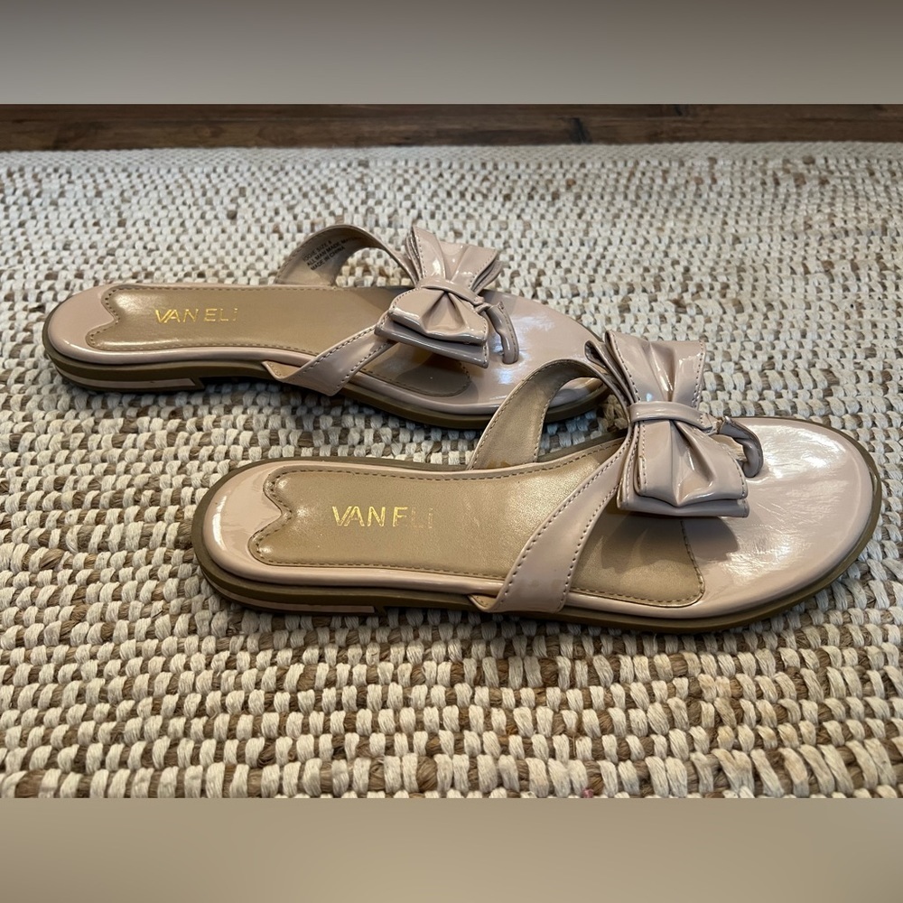 Vaneli Taupe Pink Iggie Patent Leather Bow Sandals Size 8 Preppy Resort Cruise